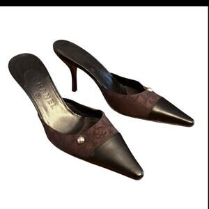 Chanel Size 38.5 Travel Line Brown and Black Canvas & Leather Mules Pumps